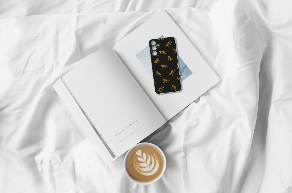 Samsung Galaxy A15 TPU Hoesje Leopards bovenop boek met koffie