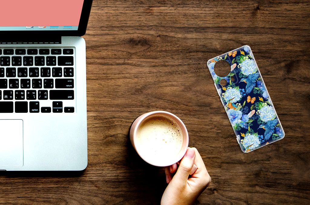 TPU Hoesje voor Xiaomi 13 Lite IJsvogel op bureau naast laptop en koffie.