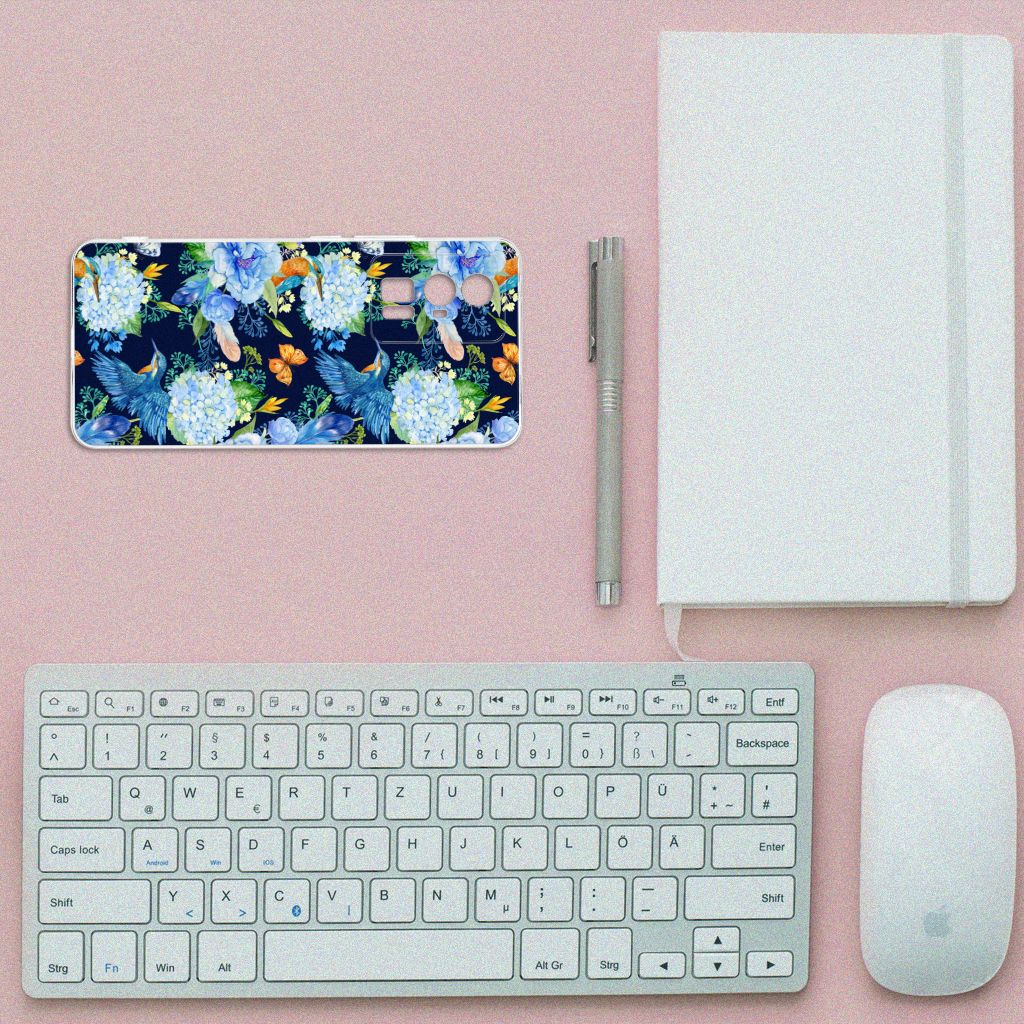 TPU Hoesje voor Xiaomi Poco F5 Pro IJsvogel op een bureau met toetsenbord en notitieboek, kleurrijk design en gebruiksgemak.