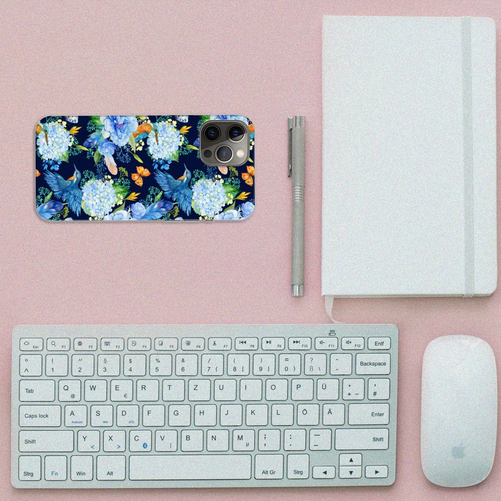 TPU Hoesje voor iPhone 12 Pro Max IJsvogel met bloemenprint op een bureau met toetsenbord en notitieboek.