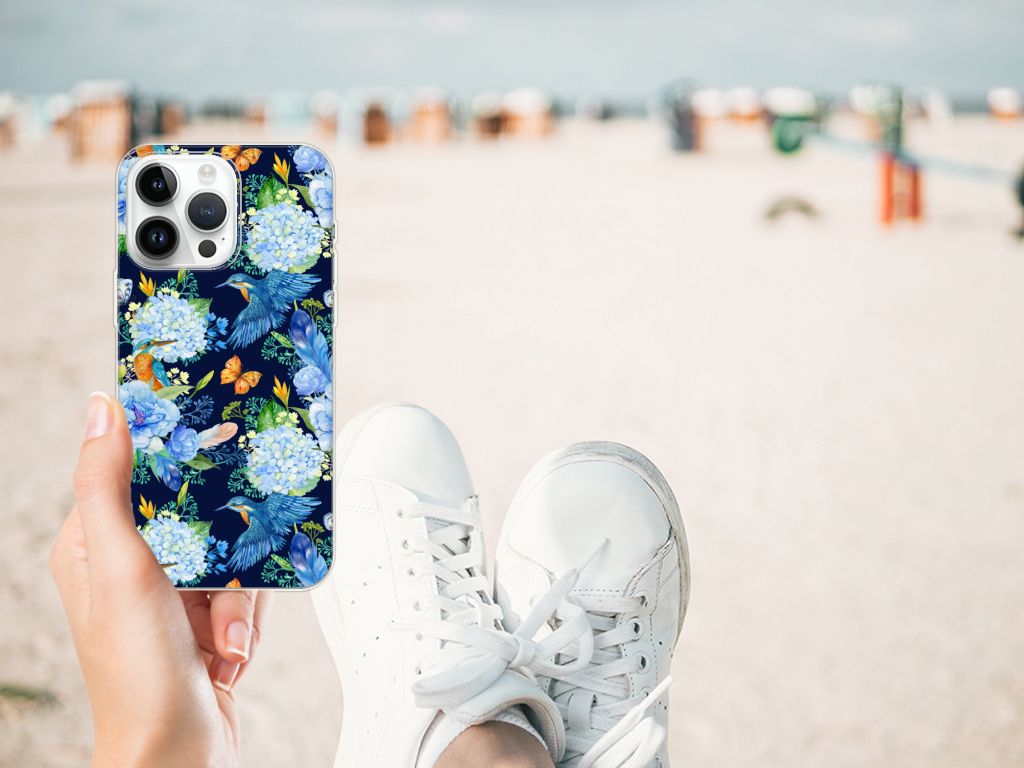 TPU Hoesje voor iPhone 14 Pro Max IJsvogel in bloemenprint, vastgehouden bij strand met sneakers.