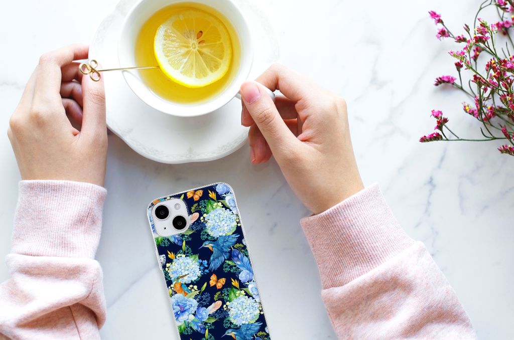 TPU Hoesje voor iPhone 15 Plus IJsvogel met kleurrijke bloemenprint en een kopje thee.