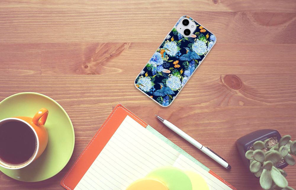 TPU Hoesje voor iPhone 15 Plus IJsvogel met bloemenprint op een houten tafel met een kopje koffie.