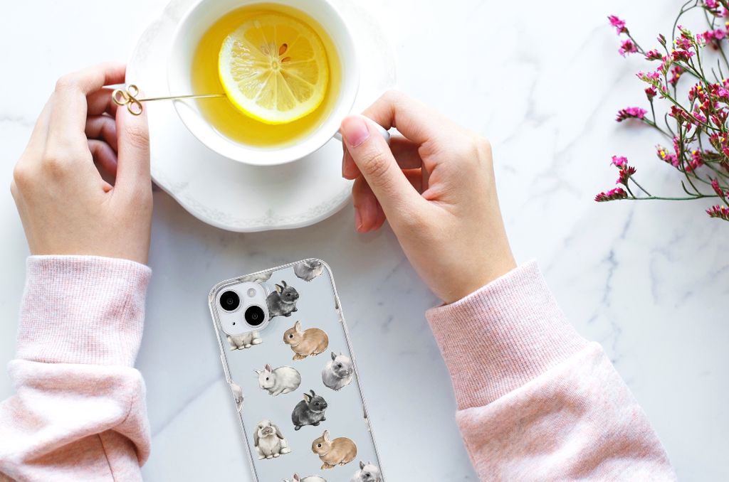 TPU Hoesje voor iPhone 15 Plus Konijntjes met schattige konijnen en een kopje thee 🍵.