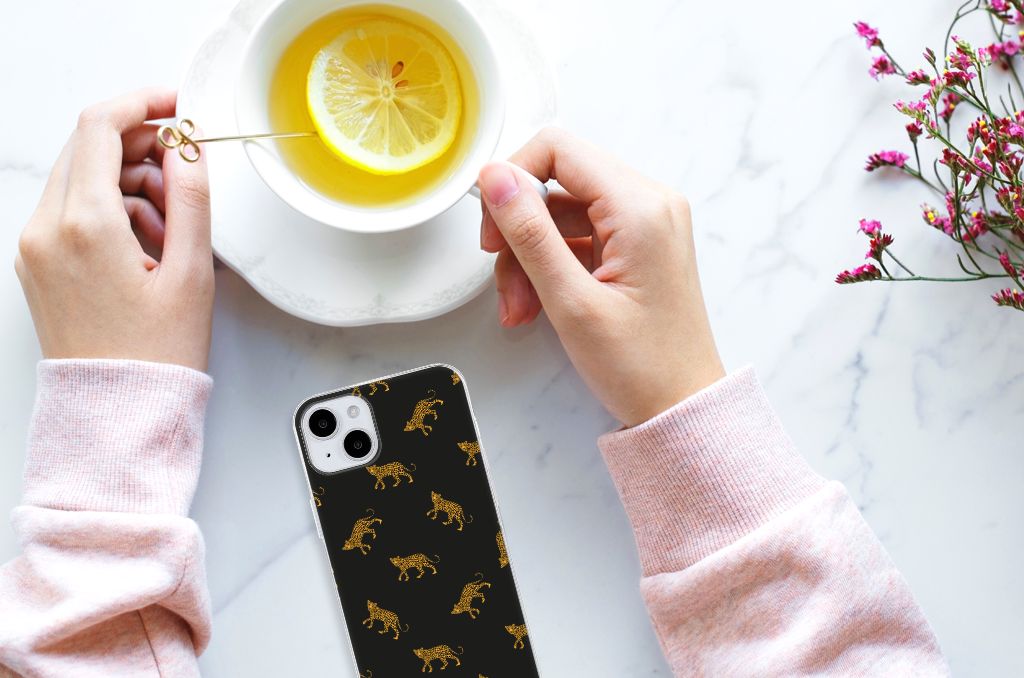 TPU Hoesje voor iPhone 15 Plus Leopards met elegante luipaardenprint en een kopje thee.