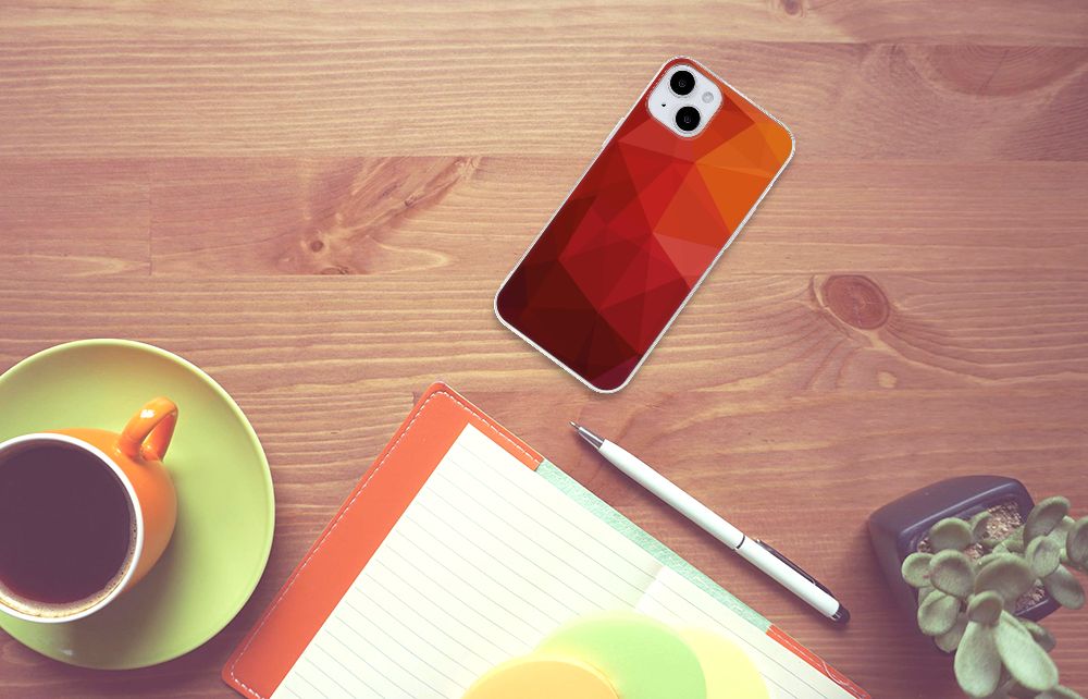TPU Hoesje voor iPhone 15 Plus Polygon Red op een tafel met een kopje koffie, notitieboek en plantje.