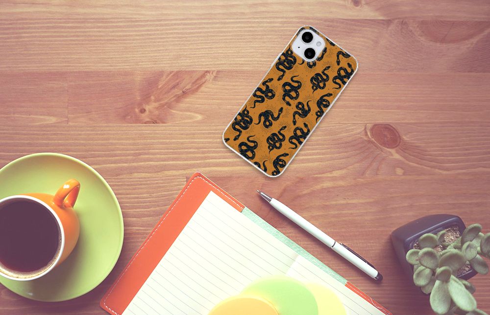 TPU Hoesje voor iPhone 15 Plus Snakes met slangenpatroon op een bureau met een notitieboekje en koffie.
