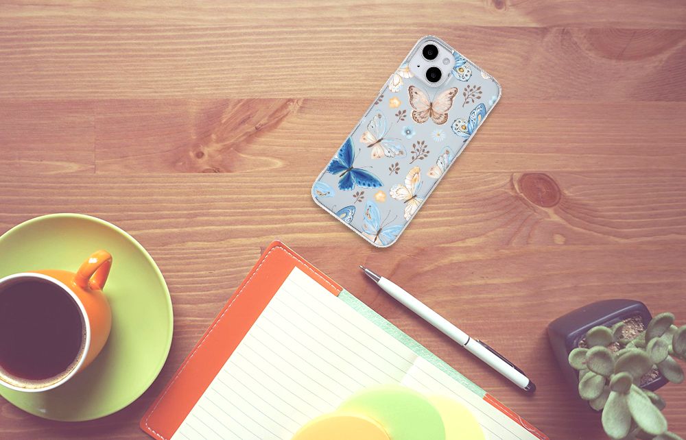 TPU Hoesje voor iPhone 15 Plus Vlinder met kleurrijk vlinderdesign op bureau met koffie en notitieboekje.