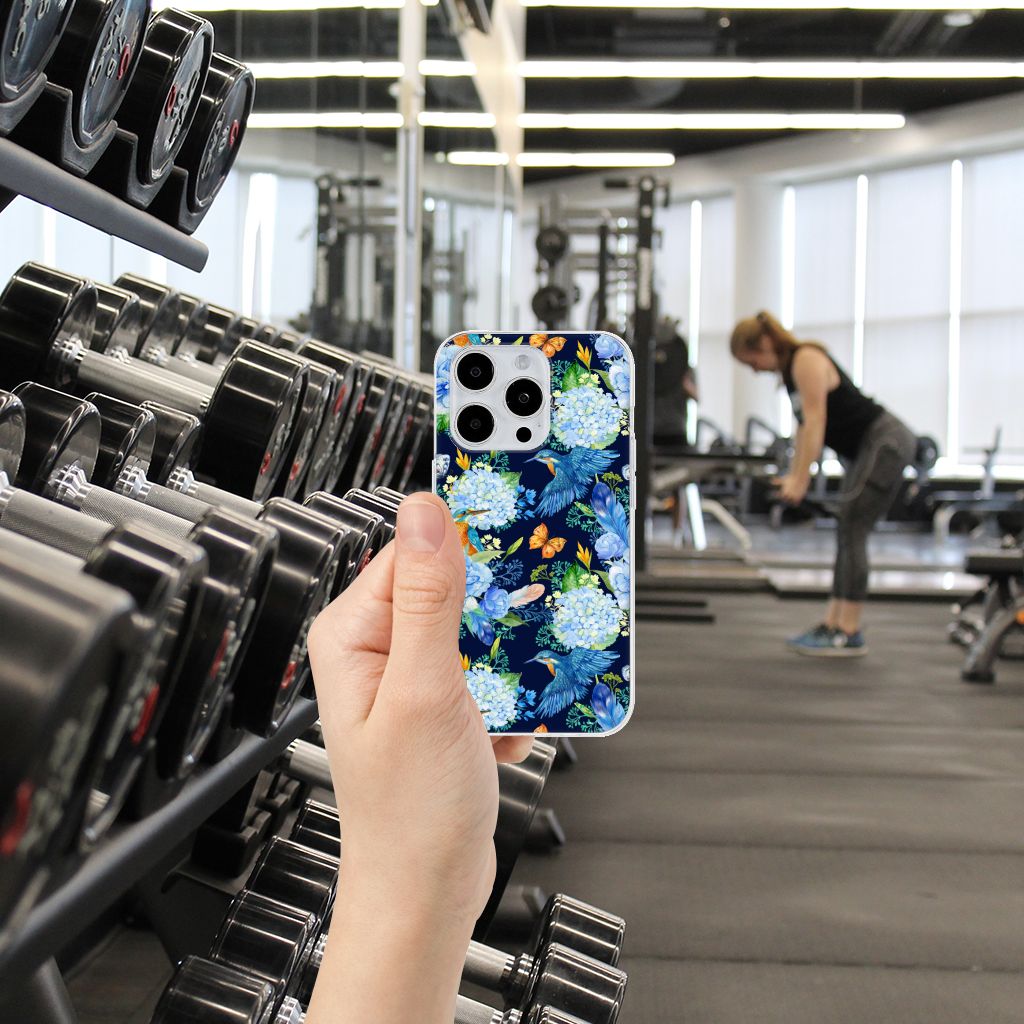 TPU Hoesje voor iPhone 15 Pro IJsvogel tussen fitnessapparatuur in de sportschool.