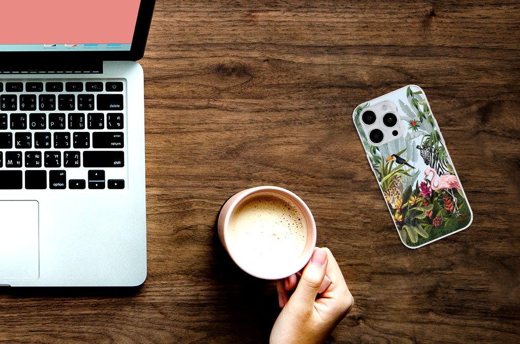 TPU Hoesje voor iPhone 15 Pro Jungle naast een laptop en een mok koffie.