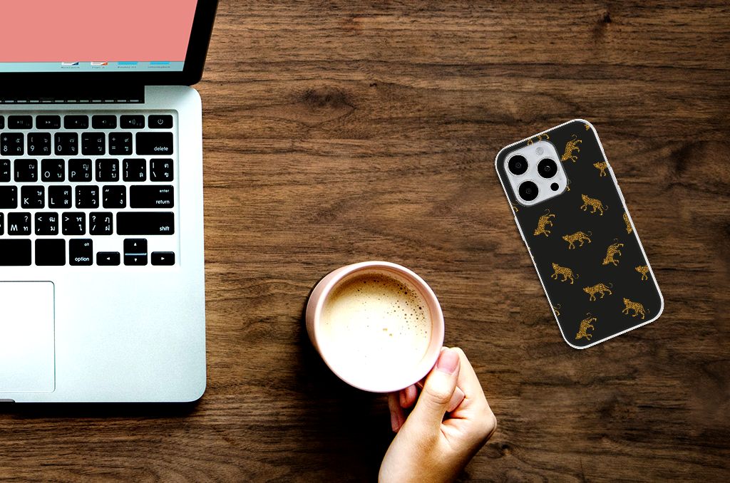 TPU Hoesje voor iPhone 15 Pro Leopards naast een laptop en een kop koffie.