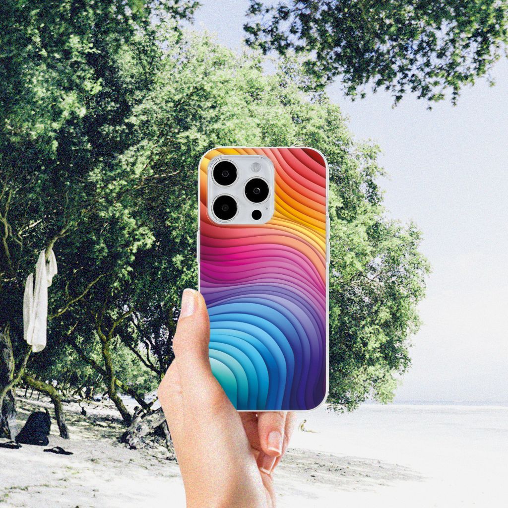 Hand die een TPU Hoesje voor iPhone 15 Pro Max Regenboog vasthoudt met kleurrijk golvend ontwerp 🌈.
