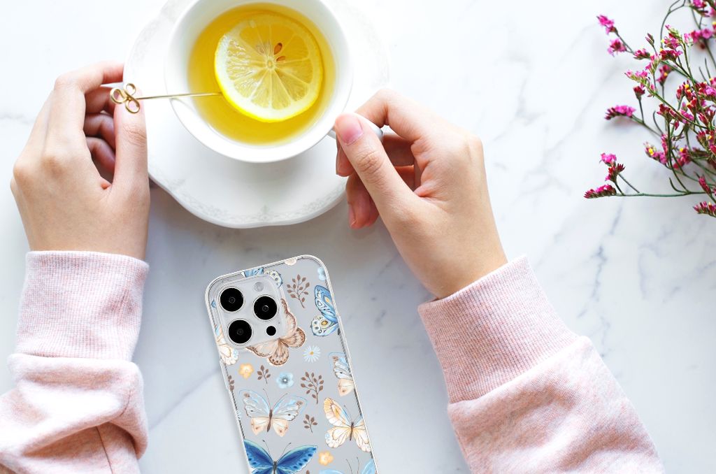 TPU Hoesje voor iPhone 15 Pro Max Vlinder naast een schoteltje met citroen thee 🍋.