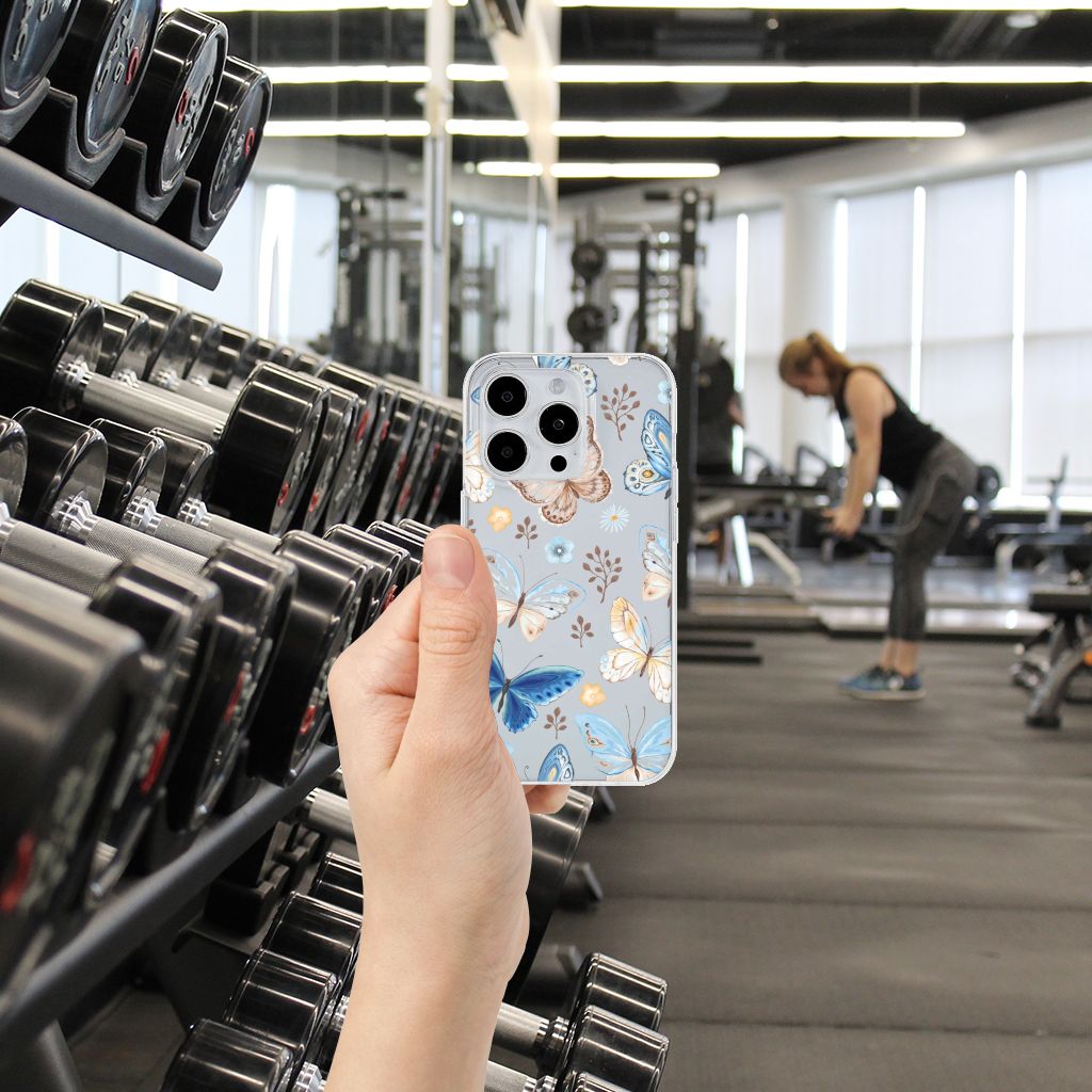 TPU Hoesje voor iPhone 15 Pro Vlinder in een fitnessruimte met gewichten op de achtergrond.