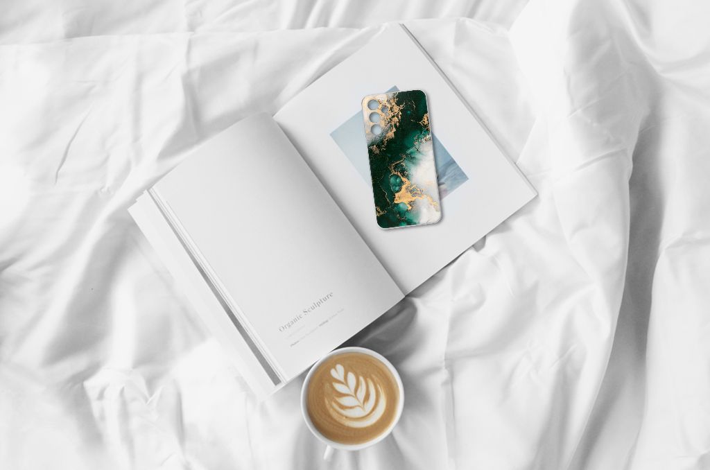 Samsung Galaxy A15 TPU Siliconen Hoesje Marmer Groen bovenop open boek met koffie