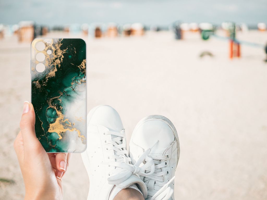 Samsung Galaxy A15 TPU Siliconen Hoesje Marmer Groen achterkant hand witte sneakers strand