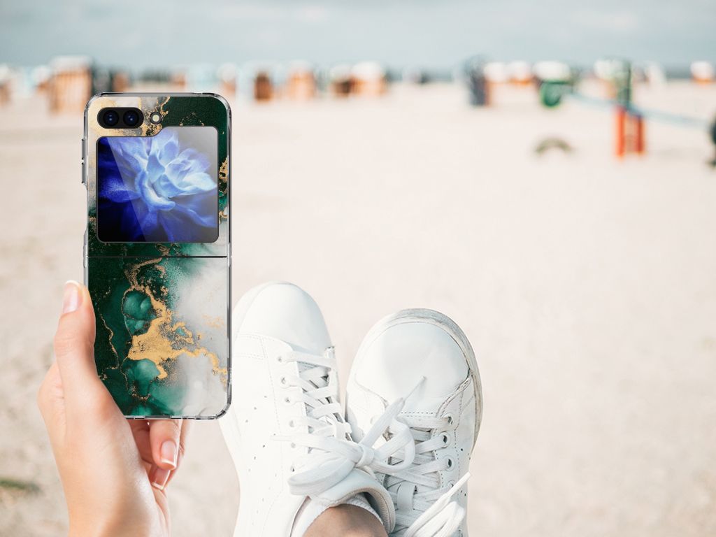 TPU Siliconen Hoesje voor Samsung Galaxy Z Flip 5 Marmer Groen met bloemenprint en een hand die het vasthoudt.