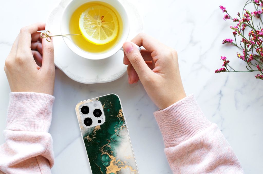 TPU Siliconen Hoesje voor iPhone 15 Pro Max Marmer Groen met gouden accenten op een marmeren tafel 🍵