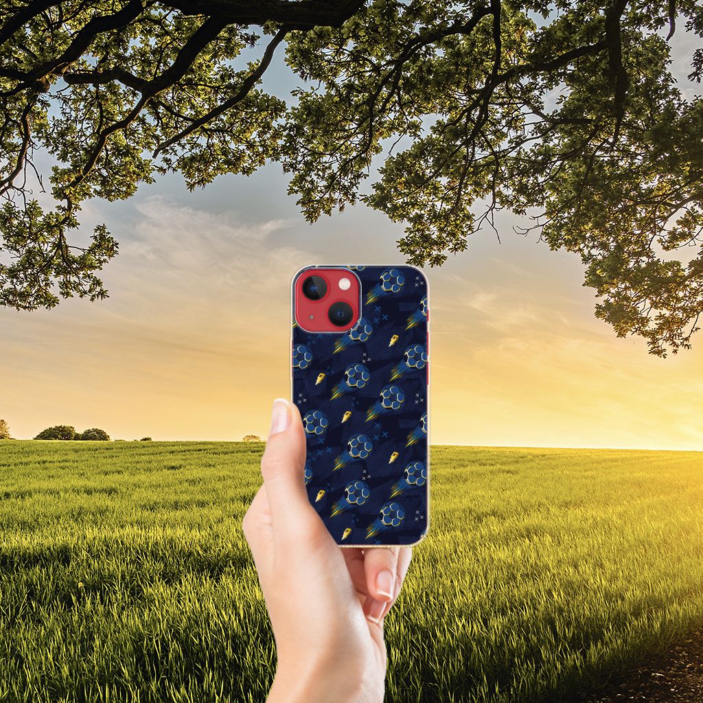 TPU bumper voor Apple iPhone 13 Voetbal, met een levendig ontwerp in een natuurlijke omgeving.