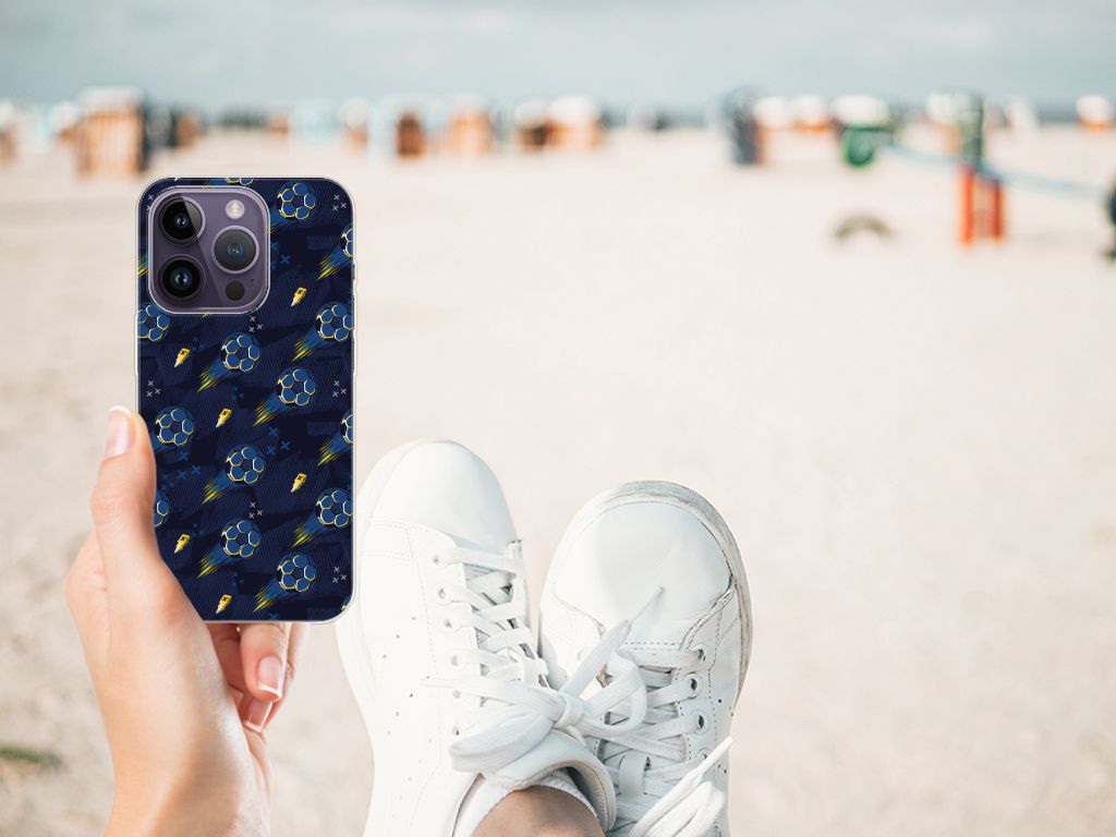 TPU bumper voor Apple iPhone 14 Pro Voetbal met kleurrijk ontwerp op een strand.