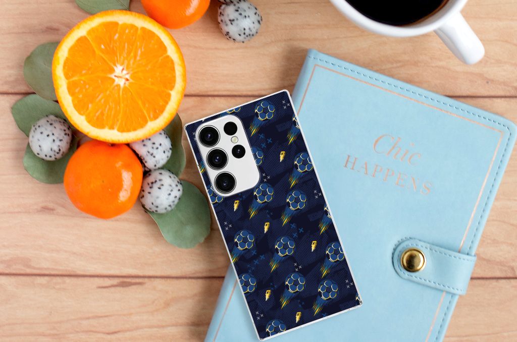 TPU bumper voor Samsung Galaxy S23 Ultra Voetbal met kleurrijk design op een houten tafel, omringd door fruit.