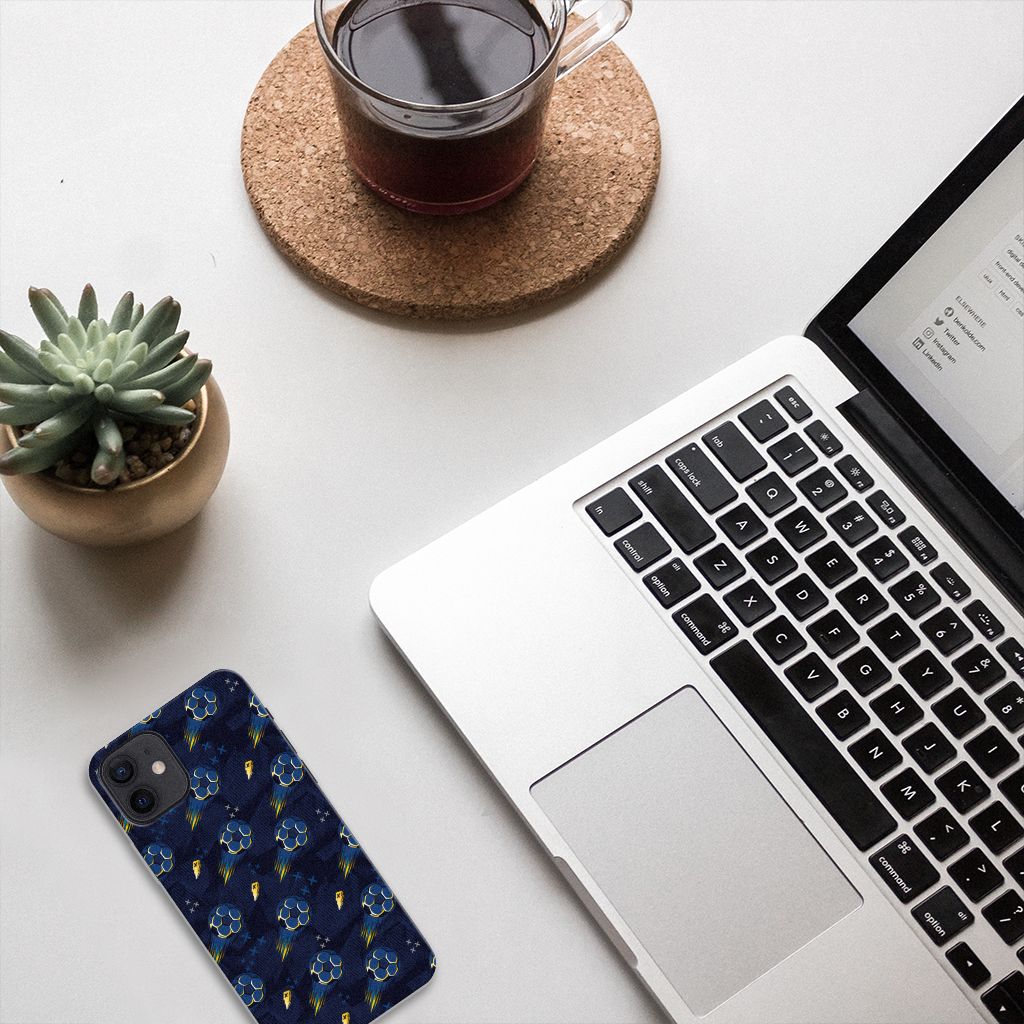 TPU bumper voor iPhone 12 | 12 Pro (6.1") Voetbal met koffie en laptop op een bureau.