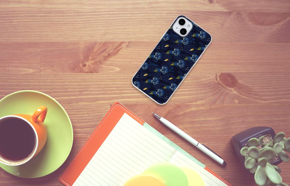 TPU bumper voor iPhone 15 Plus Voetbal op een bureau met koffie en notitieboek.