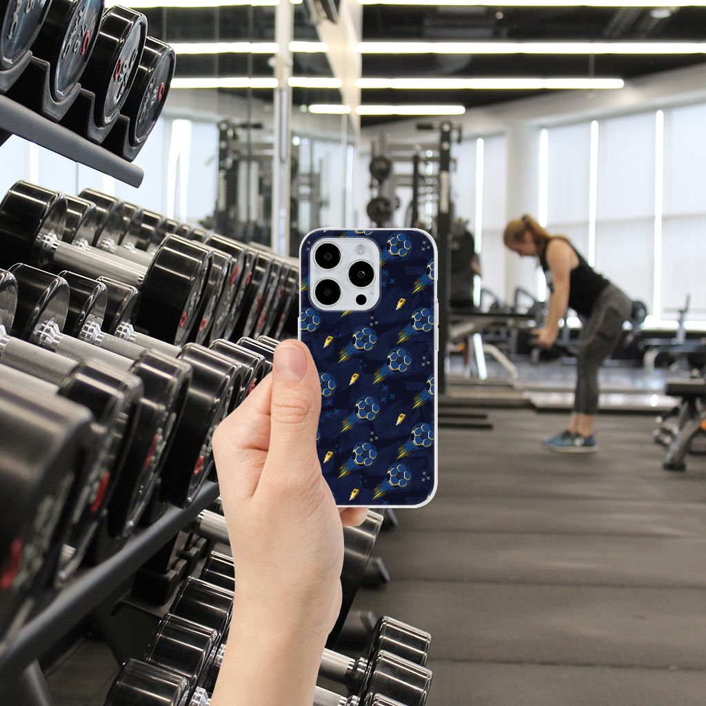 TPU bumper voor iPhone 15 Pro Voetbal in een sportschool met gewichten op de achtergrond.