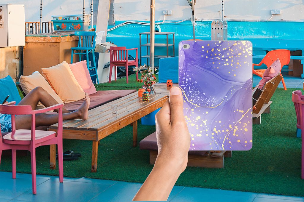 Tablethoes voor Apple iPad Mini 4 | Mini 5 (2019) Watercolor Paars in een kleurrijke buitenomgeving.