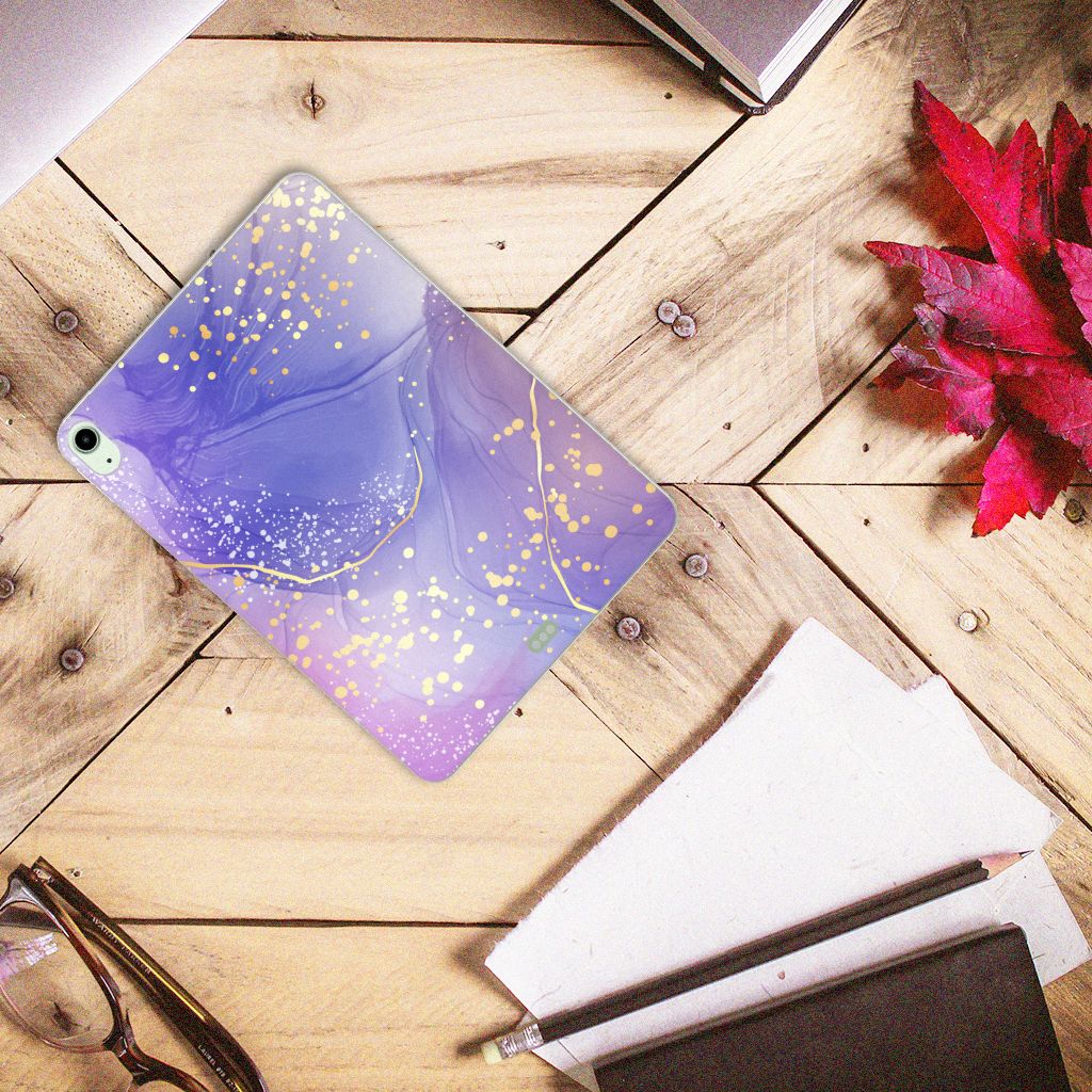Tablethoes voor iPad Air (2020/2022) 10.9 inch Watercolor Paars met gouden accenten op een houten tafel.