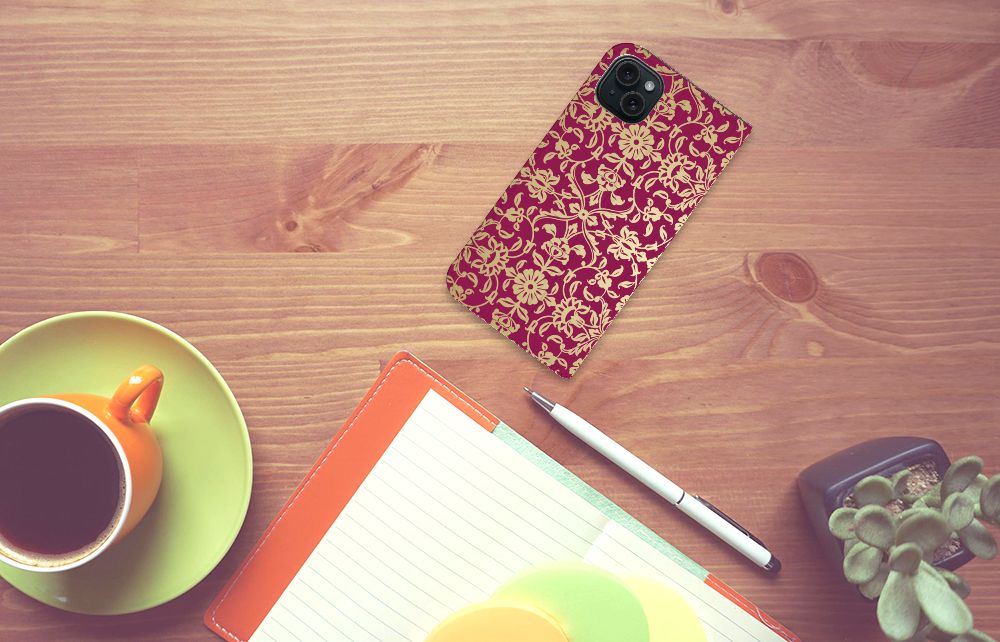 Telefoon Hoesje iPhone 15 Plus Barok Pink op een houten tafel met een groene plant en een kopje koffie.