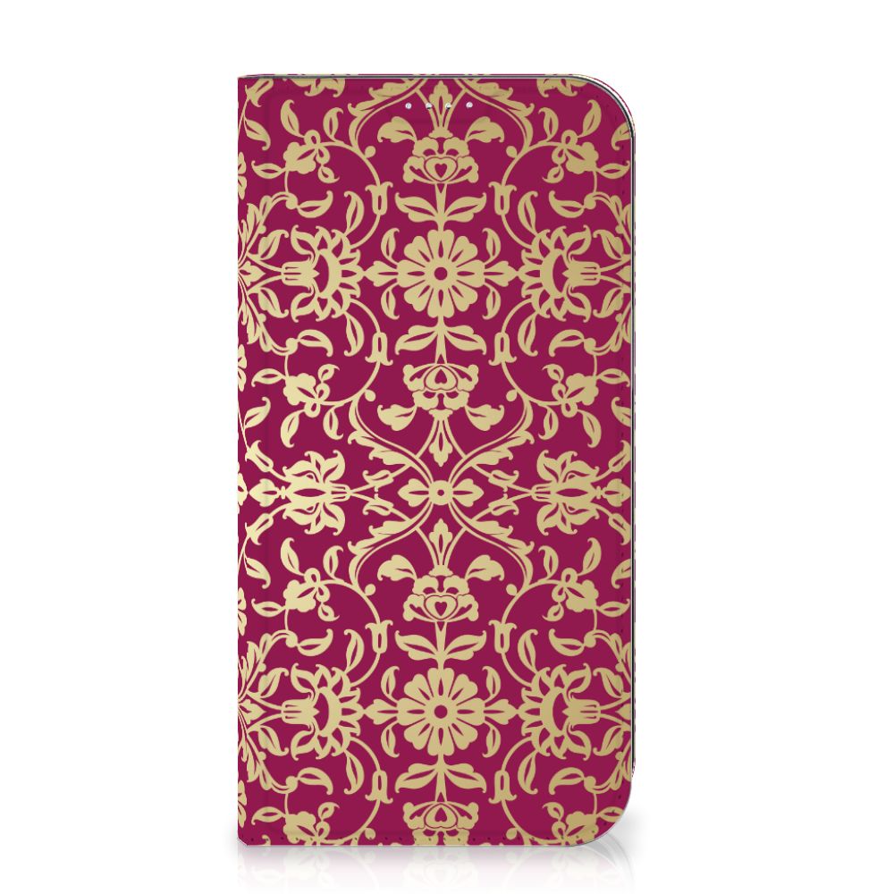 Telefoon Hoesje iPhone 15 Plus Barok Pink met elegant gouden barokdesign op een roze achtergrond.