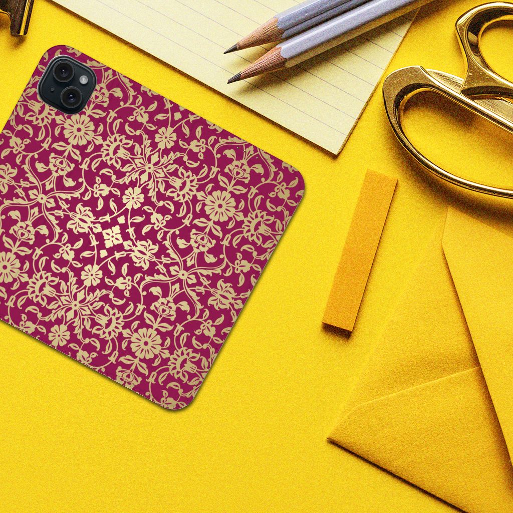 Telefoon Hoesje iPhone 15 Plus Barok Pink op een gele achtergrond met schaar en potlood.