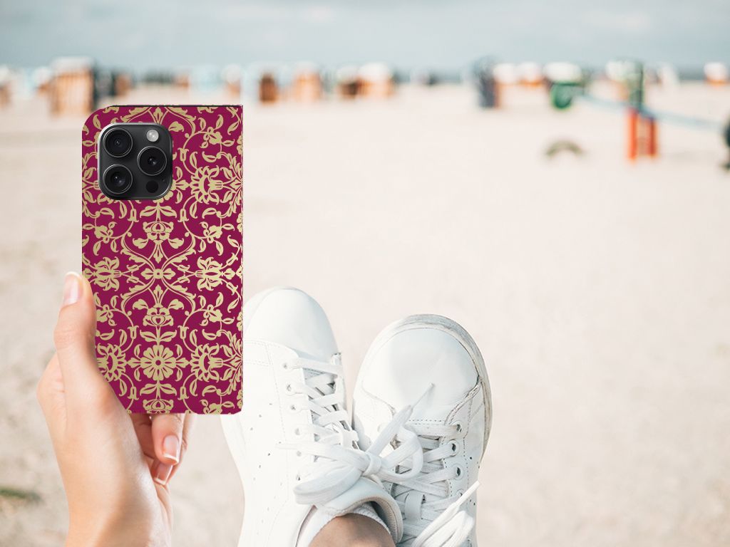 Telefoon Hoesje iPhone 15 Pro Barok Pink in hand met sneakers op het strand. 🌊