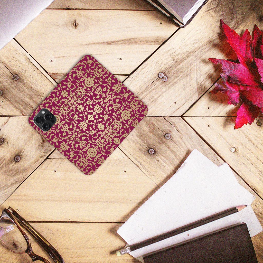 Telefoon Hoesje iPhone 15 Pro Max Barok Pink met prachtig barok design op een houten tafel.