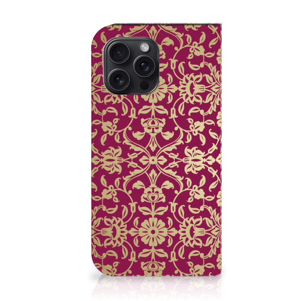 Telefoon Hoesje iPhone 15 Pro Max Barok Pink met een elegant barokpatroon in goud op een roze achtergrond.