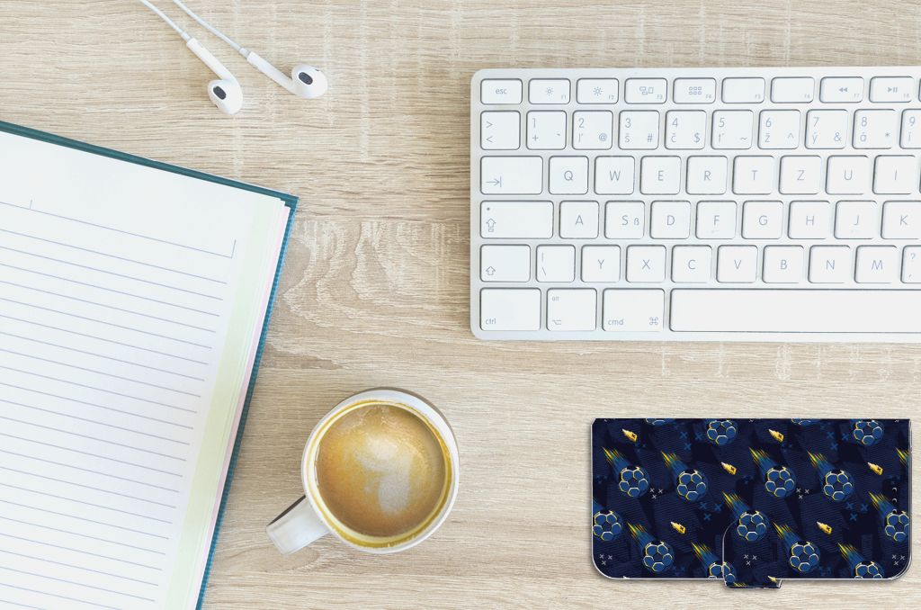 Telefoon Hoesje voor Apple iPhone 11 Pro Max Voetbal op bureau met koffie en notitieboek.