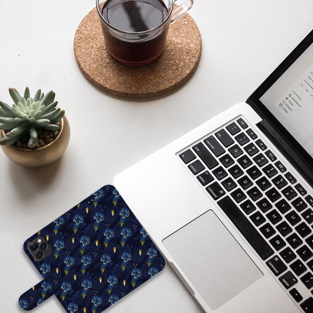 Telefoon Hoesje voor Apple iPhone 11 Pro Voetbal op bureau met laptop en beker koffie.