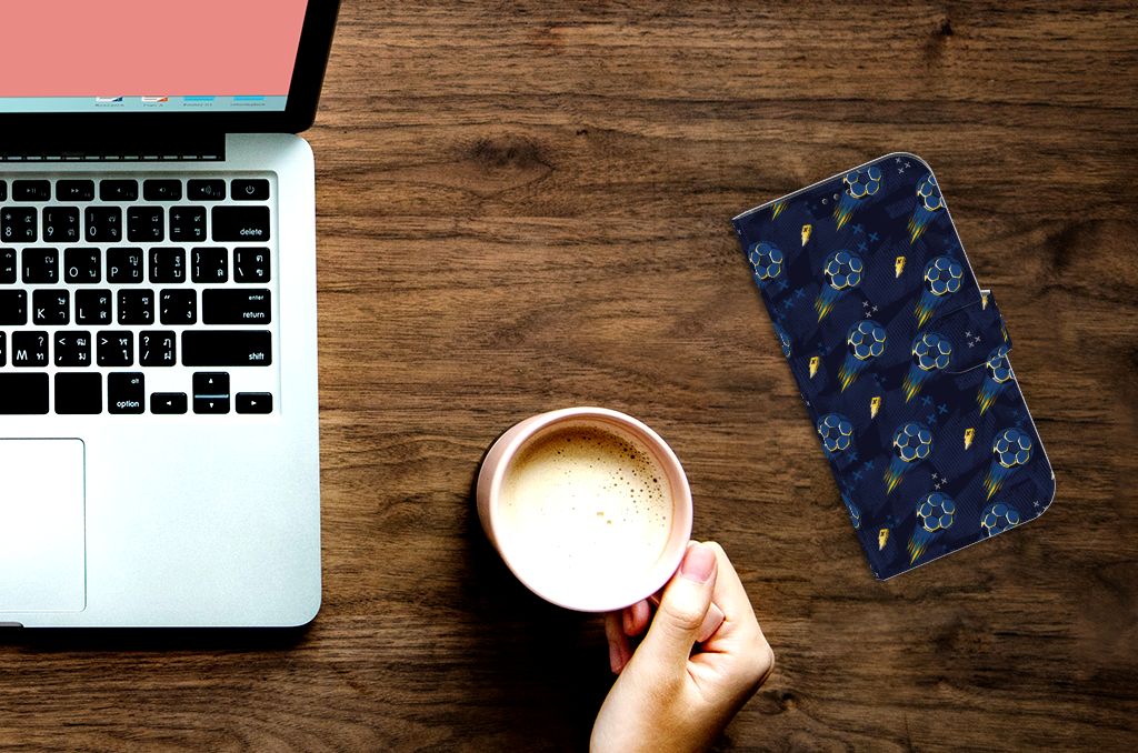 Telefoon Hoesje voor Apple iPhone 12 Pro Max Voetbal naast een laptop en een kop koffie.