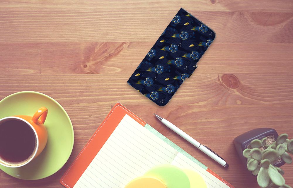 Telefoon Hoesje voor Motorola Moto G54 Voetbal op een bureau met een kopje koffie en een notitieboekje.