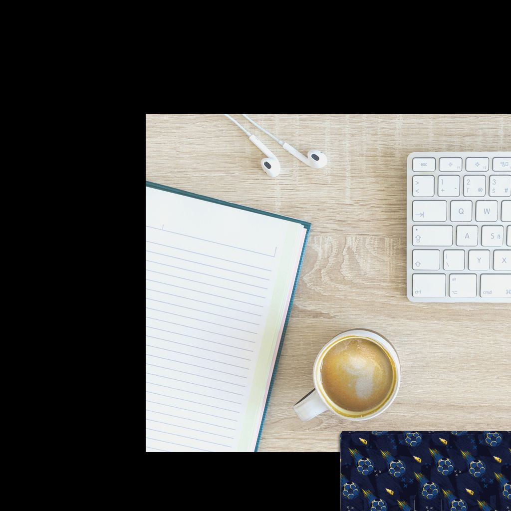 bureau laptop toetsenbord notitieboek koffiekop oordopjes