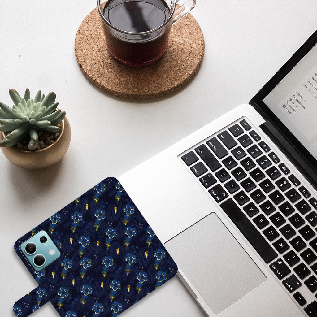 Telefoon Hoesje voor Xiaomi Redmi Note 13 5G Voetbal op bureau met laptop en plantaardige decoratie.