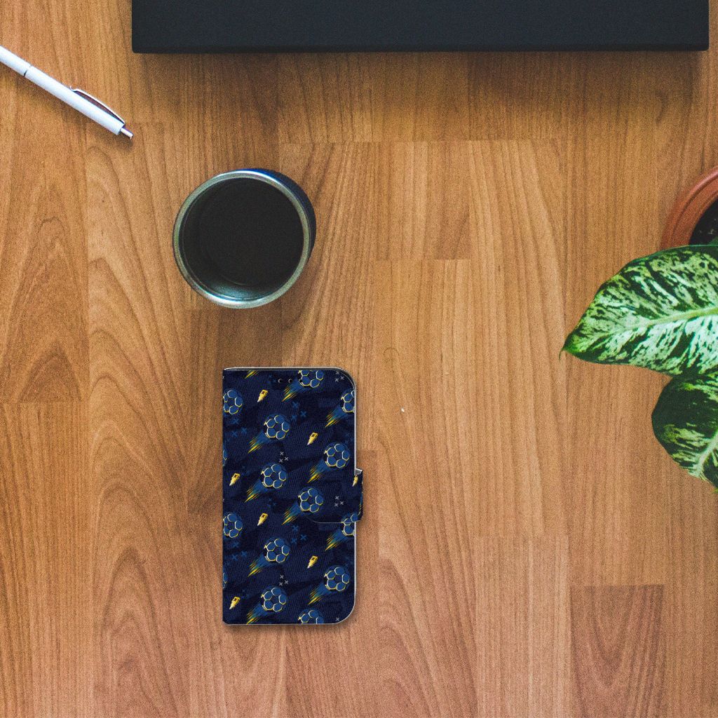 Telefoon Hoesje voor iPhone 13 Mini Voetbal op een houten tafel, omgeven door een kopje koffie en planten.