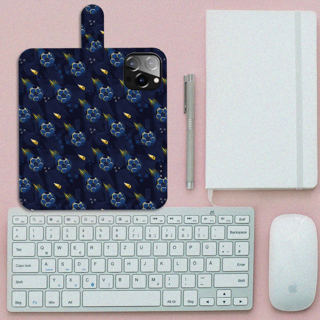 Telefoon Hoesje voor iPhone 14 Pro Max Voetbal met blauw voetbal patroon op bureau