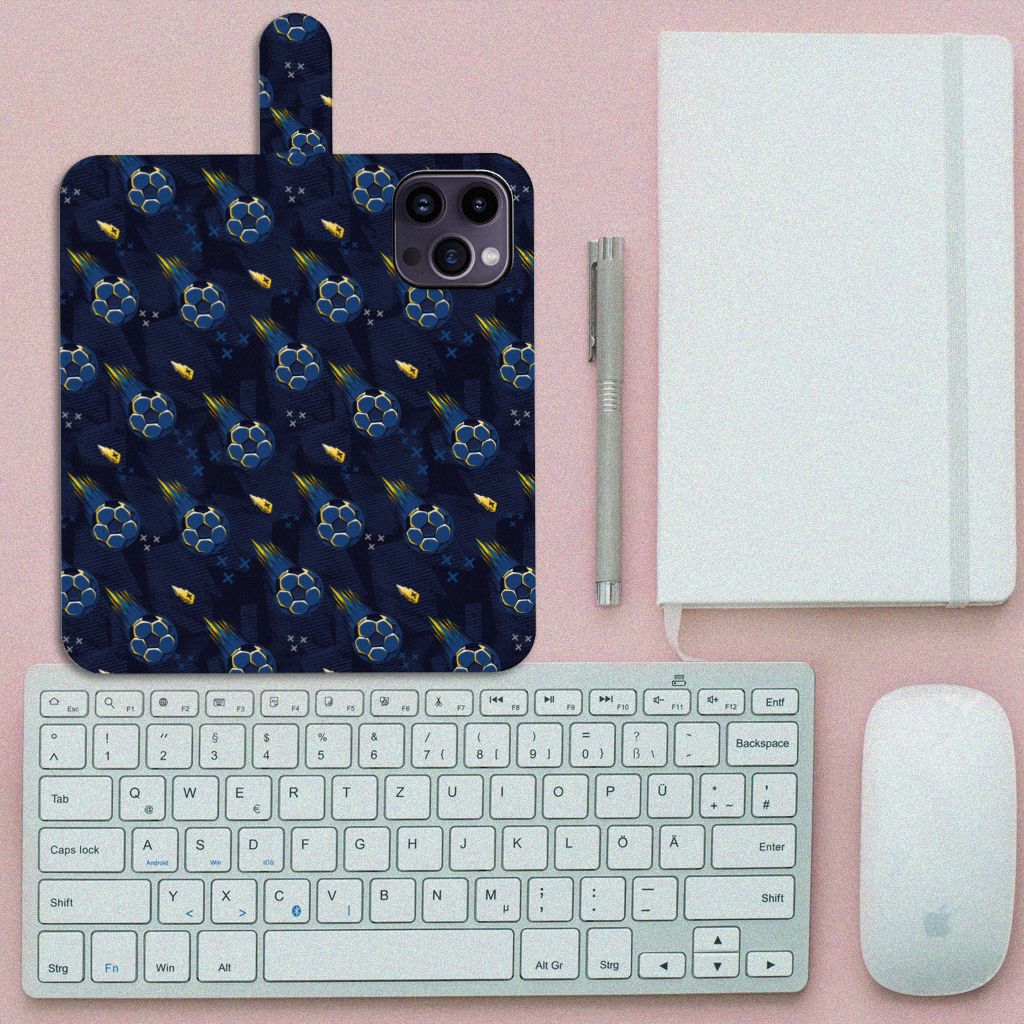 Telefoon Hoesje voor iPhone 15 Pro Max Voetbal met een uniek design van een bal op een donkerblauwe achtergrond.