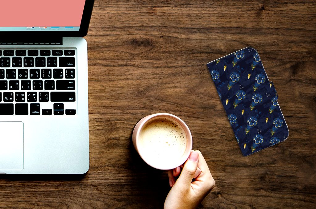Telefoon Hoesje voor iPhone 15 Pro Voetbal naast een laptop en koffie, sportief design voor voetbalfans.