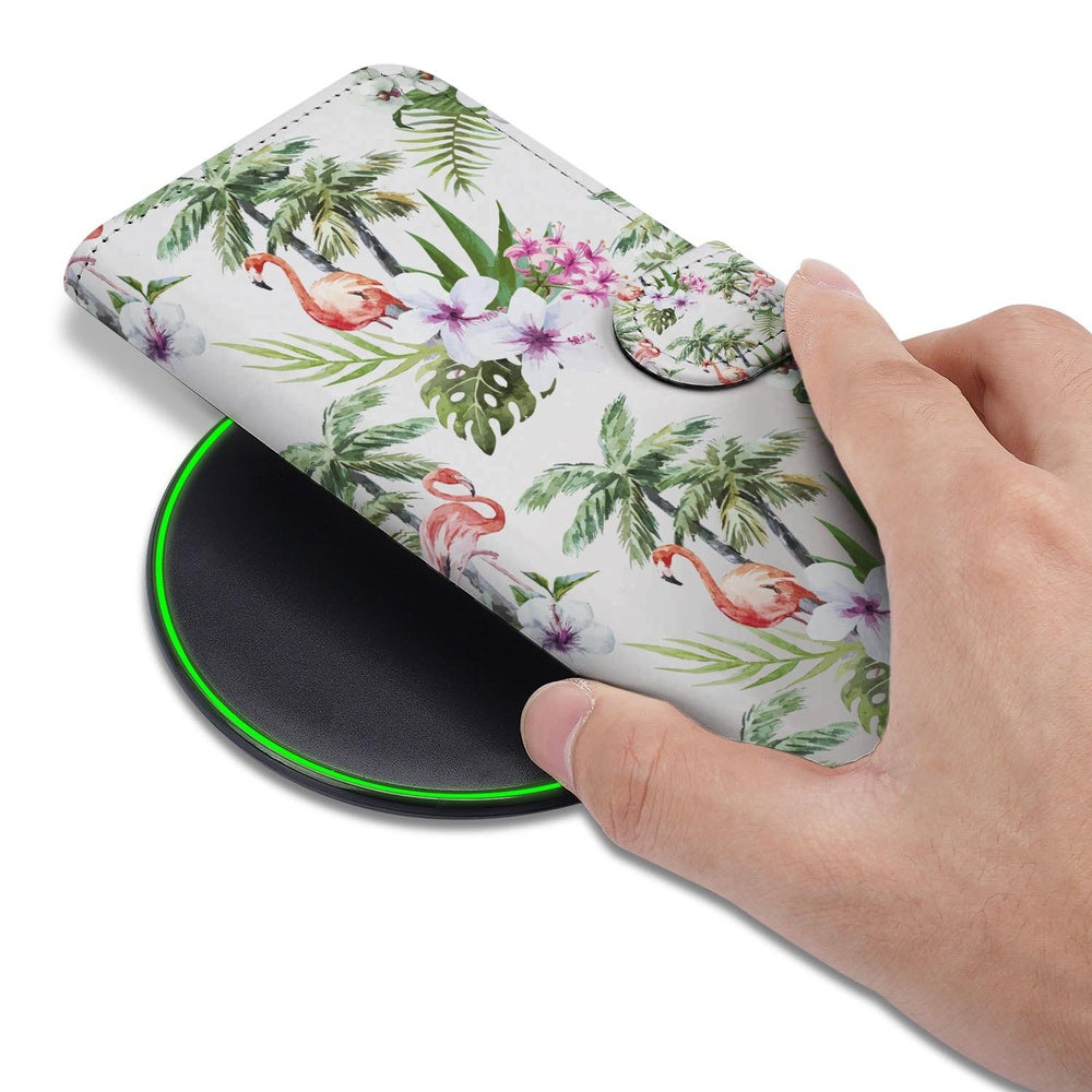 Samsung Galaxy S26 Plus Telefoonhoesje Flamingo Palms portemonnee met hand en oplader.