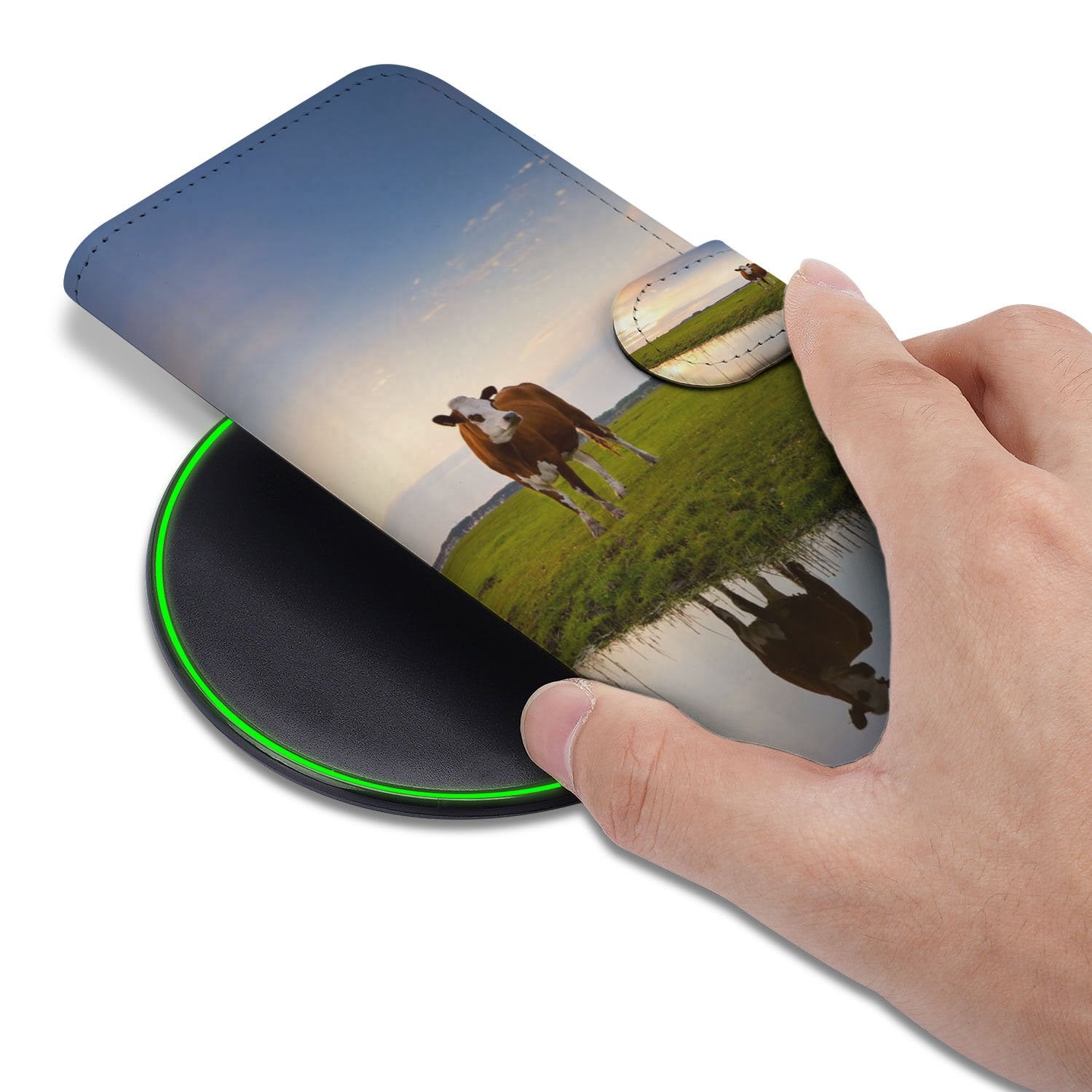 Telefoonhoesje iPhone 17 Koeienprint Zwart Wit Boekhoesje hand aanzicht