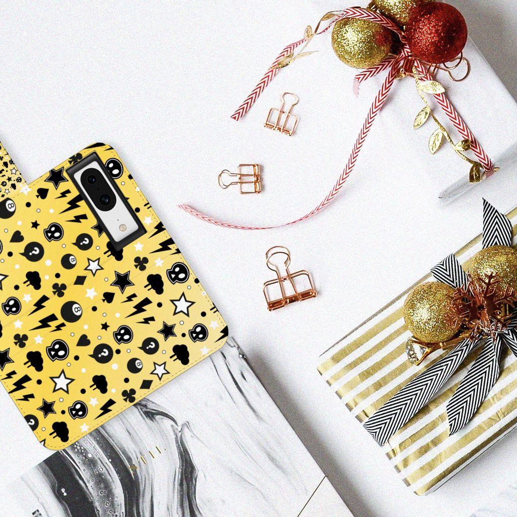 Telefoonhoesje met Naam Google Pixel 8 Punk Geel op een tafel met cadeaus, stijlvol en uniek ontwerp
