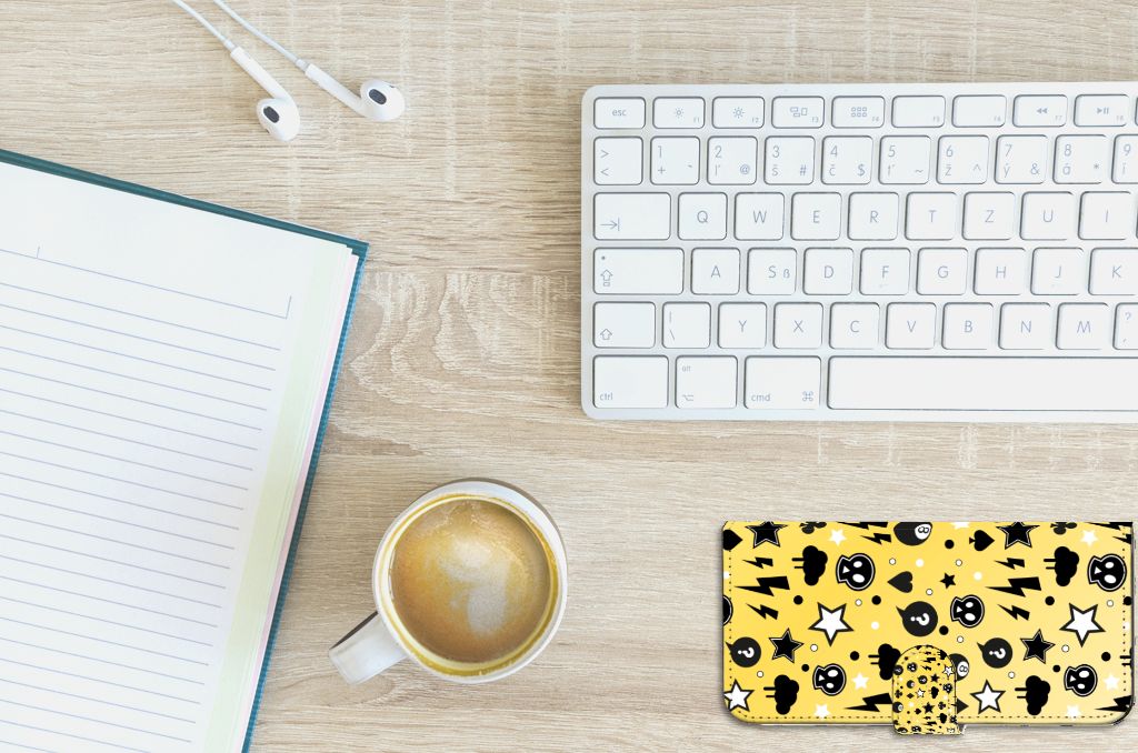 Telefoonhoesje met Naam PPO A57 | A57s | A77 4G Punk Geel bovenaanzicht bureau met koffie notitieboek toetsenbord